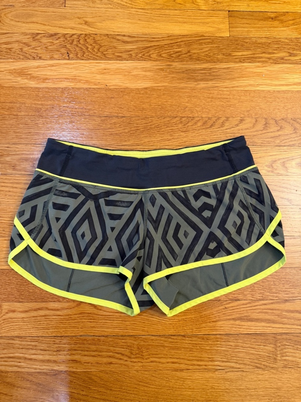 Lululemon Run Times Short Chevron Shuffle Fatigue Green Black - Size 6 *Faded